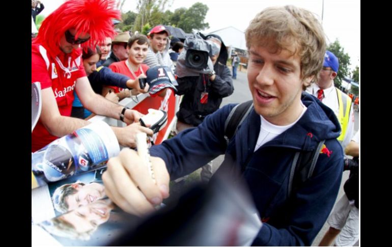 Sebastian Vettel firmó autógrafos a los afiionados. AFP  /