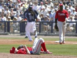 Roy Oswalt después del pelotazo lanzado por Manny Ramirez de los Ray de Tampa. AP  /