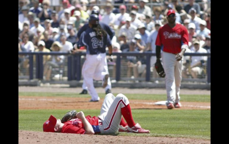 Roy Oswalt después del pelotazo lanzado por Manny Ramirez de los Ray de Tampa. AP  /