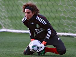 Guillermo Ochoa durante la sesión de entrenamiento del Tri. MEXSPORT  /