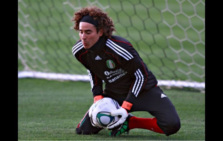 Guillermo Ochoa durante la sesión de entrenamiento del Tri. MEXSPORT  /