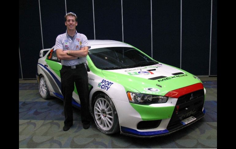 El piloto mexicano después de la conferencia de prensa del Rally 2011. MEXSPORT  /