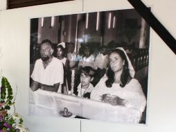 Una fotografía en la que aparecen Elizabeth Taylor, Ricard Burton y el niño mexicano Sergio Toledano. EFE  /