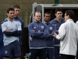 Wayne Rooney (centro) escucha a Fabio Capello, en una práctica de la Selección inglesa. REUTERS  /