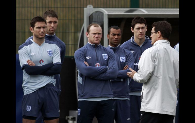 Wayne Rooney (centro) escucha a Fabio Capello, en una práctica de la Selección inglesa. REUTERS  /