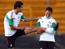 'Maza' realiza ejercicios de estiramiento con Javier “Chicharito” Hernández. MEXSPORT  /