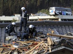 Miembros de los servicios de rescate de la policía buscan personas desaparecidas. EFE  /