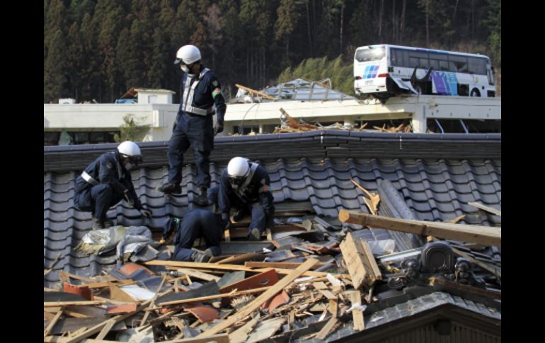 Miembros de los servicios de rescate de la policía buscan personas desaparecidas. EFE  /