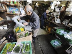 Un hombre adquiere vegetales en un mercado de Tokio. REUTERS  /