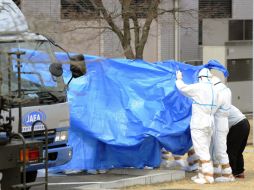 Trabajadores de Fukushima realizan un tratamiento descontaminador. AP  /