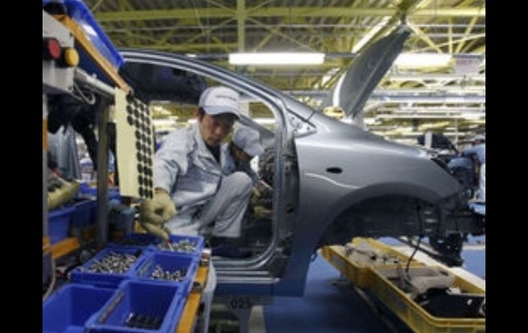 En el peor de los escenarios, la producción global automotriz podría derrumbarse en un 30%. ARCHIVO  /