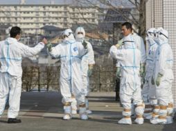 Miembros de la Fuerza  se preparan para la transferencia a otro hospital de los trabajadores que estuvieron expuestos.  REUTERS  /