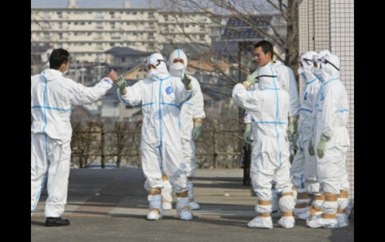 Miembros de la Fuerza  se preparan para la transferencia a otro hospital de los trabajadores que estuvieron expuestos.  REUTERS  /