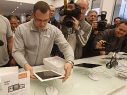 Hoy inició la venta internacional del iPad 2, pero en Guadalajara aún no hay en existencia. En la foto una tienda de Alemania. REUTERS  /