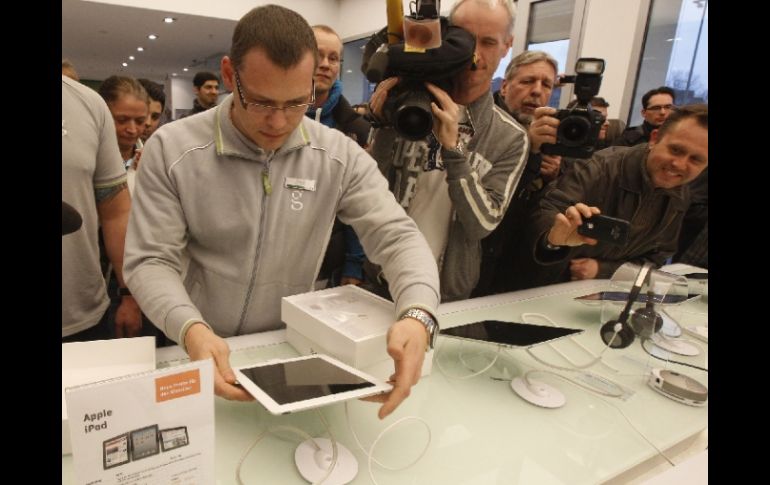 Hoy inició la venta internacional del iPad 2, pero en Guadalajara aún no hay en existencia. En la foto una tienda de Alemania. REUTERS  /