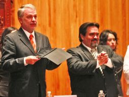 Emilio González Márquez y Marco Antonio Cortés Guardado durante el tercer informe del rector, celebrado el miércoles. A. GARCÍA  /