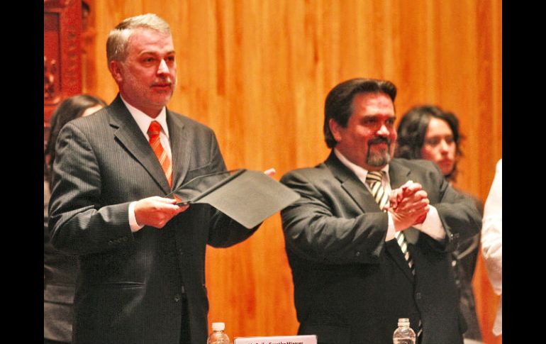 Emilio González Márquez y Marco Antonio Cortés Guardado durante el tercer informe del rector, celebrado el miércoles. A. GARCÍA  /