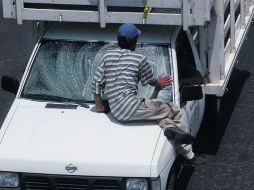 En los cruces de grandes avenidas, es fácil encontrar a los limpiaparabrisas mientras trabajan.EL INFORMADOR  /