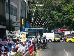 200 maestros y trabajadores de Colegios de Bachilleres y de telesecundarias de Jalisco se manifestaron ayer en Av. Hidalgo. A. GARCÍA  /