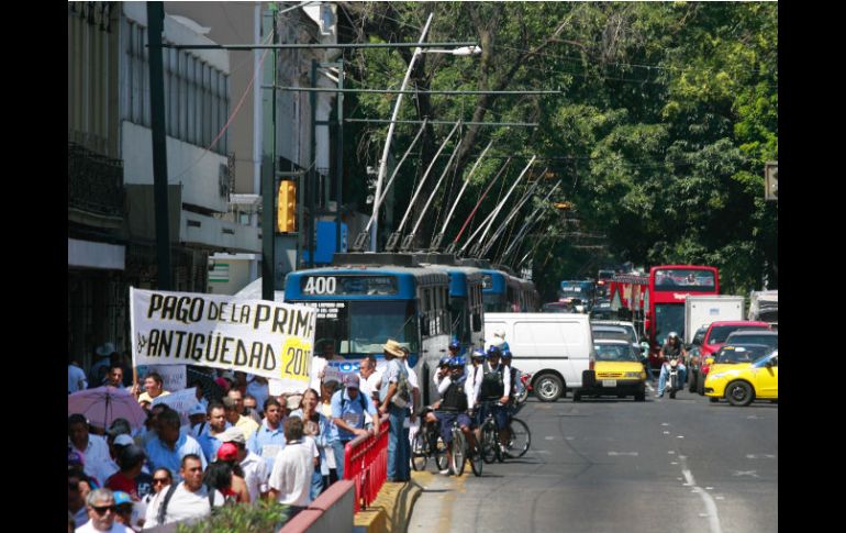 200 maestros y trabajadores de Colegios de Bachilleres y de telesecundarias de Jalisco se manifestaron ayer en Av. Hidalgo. A. GARCÍA  /