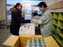 Reparto de alimentos en un colegio de Japón. EFE  /