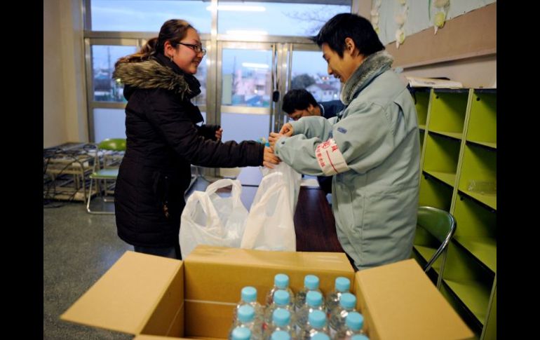 Reparto de alimentos en un colegio de Japón. EFE  /