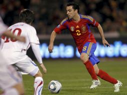 Xavi Hernández (d), intenta superar a Tomas Rosicky, durante el partido clasificatorio para la Eurocopa. MEXSPORT  /