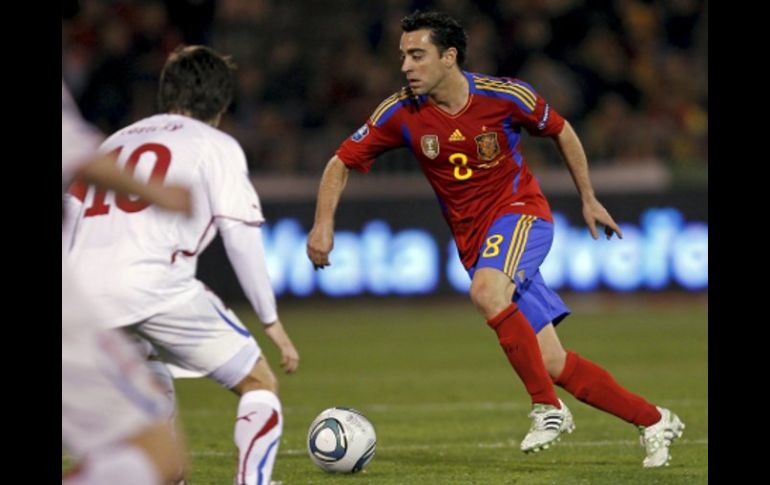 Xavi Hernández (d), intenta superar a Tomas Rosicky, durante el partido clasificatorio para la Eurocopa. MEXSPORT  /