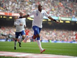 El inglés, Darren Bent, celebra junto a su compañero Wayne Rooney, tras marcar el segundo gol a Gales. EFE  /