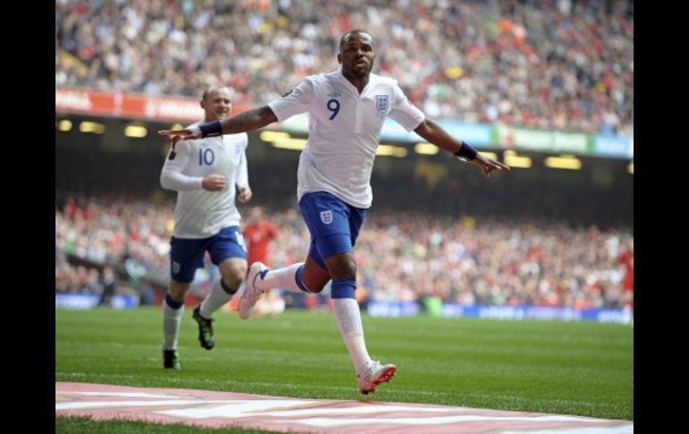 El inglés, Darren Bent, celebra junto a su compañero Wayne Rooney, tras marcar el segundo gol a Gales. EFE  /