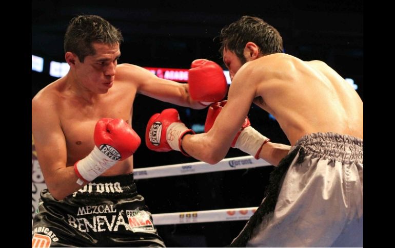 Edgar Sosa en un enfrentamiento contra el japones Masafumi Okubo en Monterrey. MEXSPORT  /