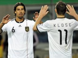 Miroslav Klose  y Sami Khedira, celebran tras anotar un gol ante Kazajistán. EFE  /