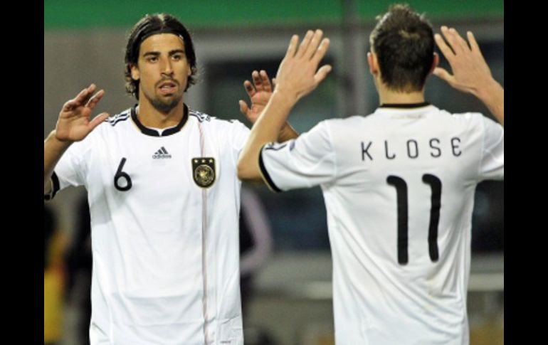 Miroslav Klose  y Sami Khedira, celebran tras anotar un gol ante Kazajistán. EFE  /