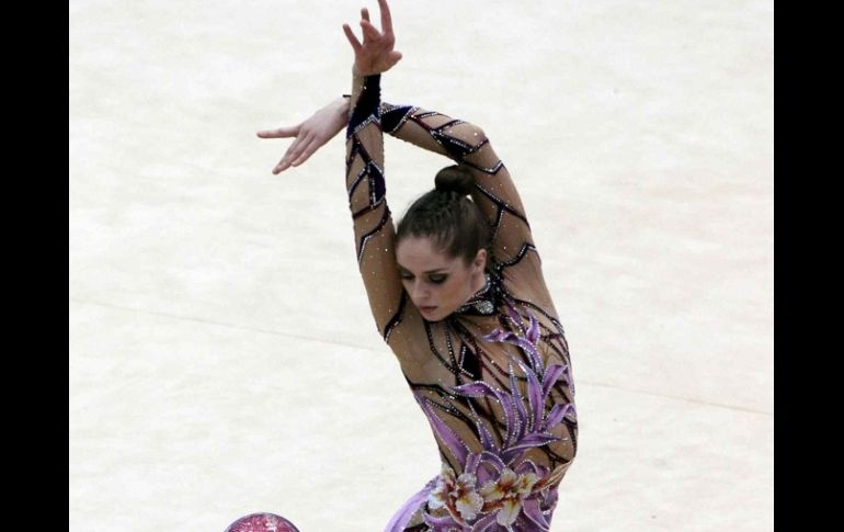 Cynthia Valdez durante rutina de gimnasia en Guadalajara 2010. MEXSPORT  /