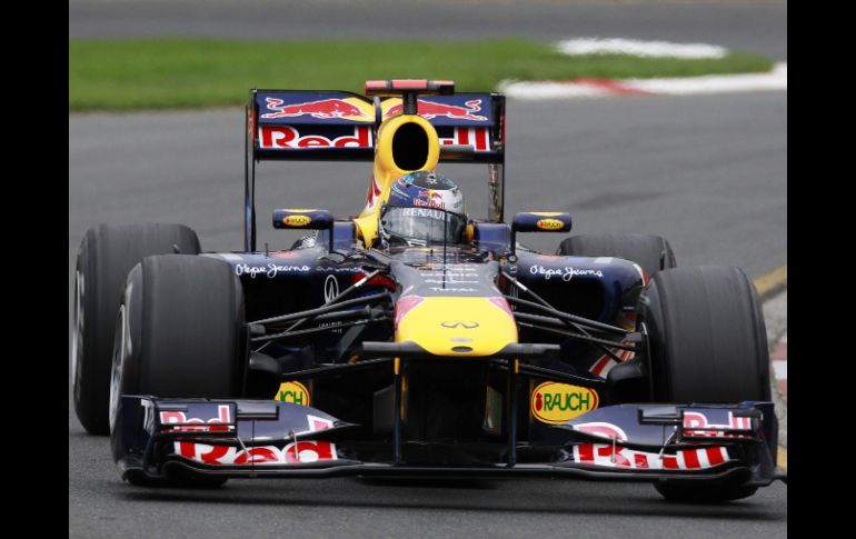 • El piloto aleman de la escudería Red Bull, Sebastian Vettel, conduce su monoplaza por una curva. REUTERS  /