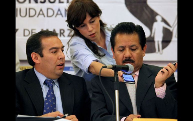 Octavio Germán y Luis Sánchez (derecha), dirigentes del PAN y PRD mexiquenses, respectivamente. EL UNIVERSAL  /