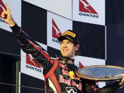 El piloto alemán Sebastian Vettel celebra en el podio tras ganar el Gran Premio de Australia de Fórmula Uno. EFE  /