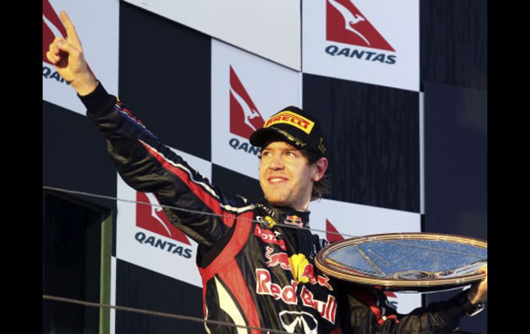 El piloto alemán Sebastian Vettel celebra en el podio tras ganar el Gran Premio de Australia de Fórmula Uno. EFE  /