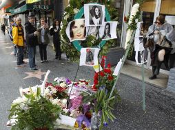 Flores, fotografías y notas de sus admiradores adornan la estrella en el paseo de la fama de Hollywood de la artista. REUTERS  /