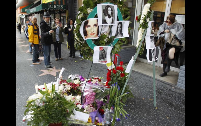 Flores, fotografías y notas de sus admiradores adornan la estrella en el paseo de la fama de Hollywood de la artista. REUTERS  /