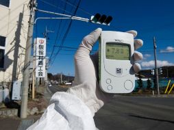 Un hombre revisa niveles de radiactividad en Litate, a 40 kms de la planta nuclear de Fukushima. EFE  /