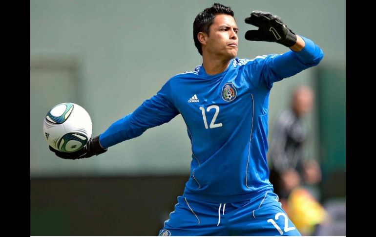 El guardameta, Alfredo Talavera, despejando el balón en el partido contra Paraguay. MEXSPORT  /