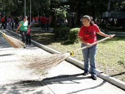 Al menos 30 personas entre niños, jóvenes y adultos levantaron basura, retiraron piedras y barrieron. ARCHIVO  /