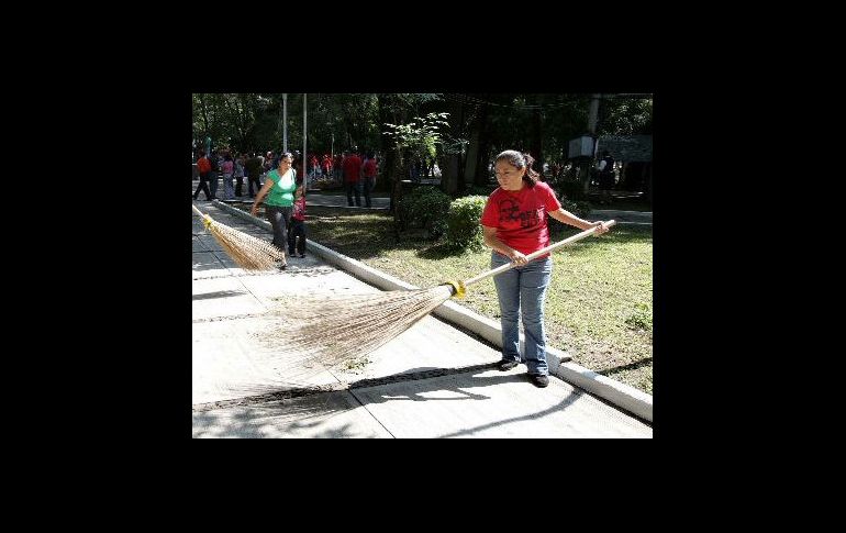 Al menos 30 personas entre niños, jóvenes y adultos levantaron basura, retiraron piedras y barrieron. ARCHIVO  /