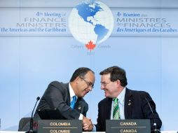 Juan Carlos Echeverry y Jim Flaherty, ministros de finanzas de Colombia y Canadá, respectivamente. AP  /