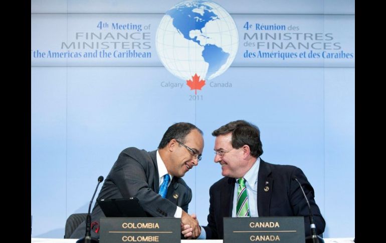 Juan Carlos Echeverry y Jim Flaherty, ministros de finanzas de Colombia y Canadá, respectivamente. AP  /