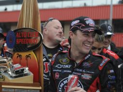 El piloto, Kevin Harvick, celebrando tras su victoria en la prueba de la Serie Sprint. AP  /