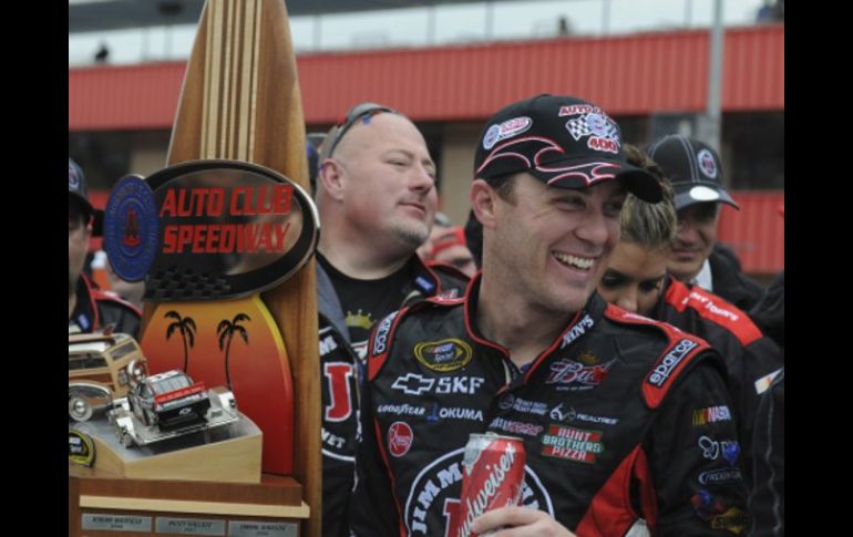 El piloto, Kevin Harvick, celebrando tras su victoria en la prueba de la Serie Sprint. AP  /