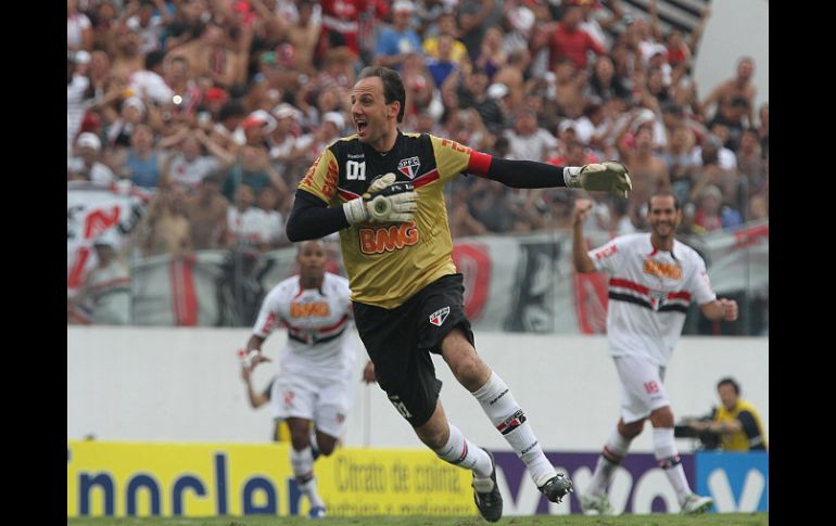 Emocionado, Rogerio festeja su histórico gol en el marco del Clásico paulista. EFE  /