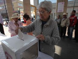 Una mujer deposita su voto. Aproximadamente 230 mil personas participaron hoy en la consulta. EL UNIVERSAL  /